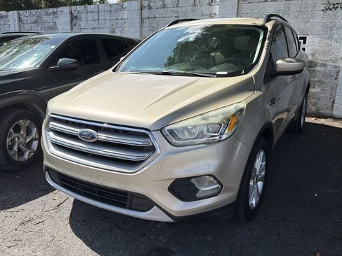 Used 2017 Ford Escape SE w/ Equipment Group 201A FWD image 3