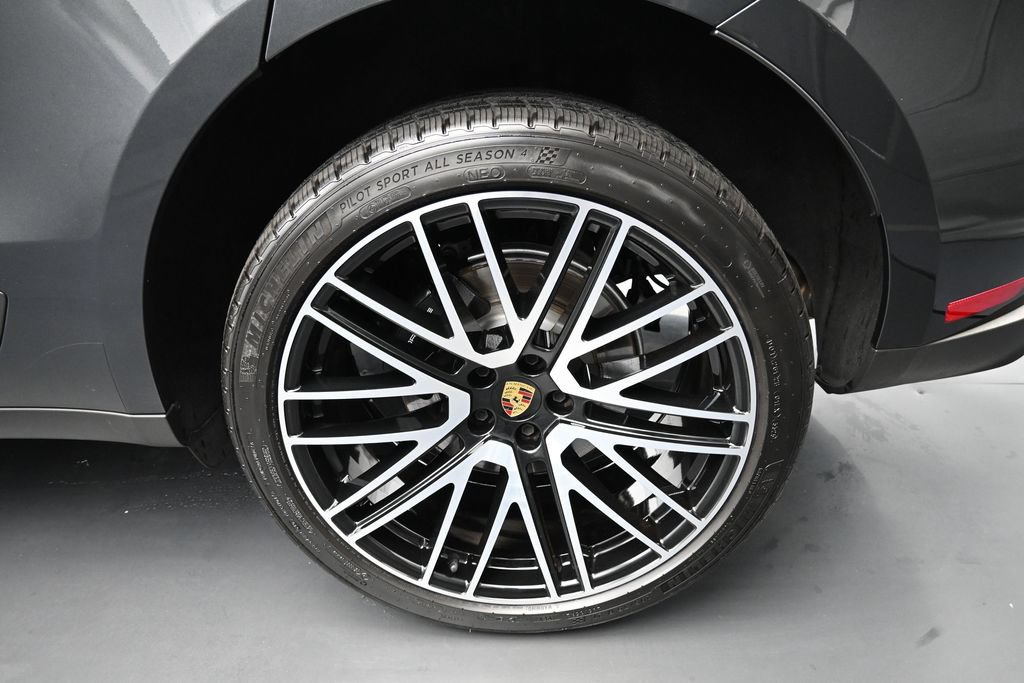 Certified 2026 Porsche Macan AWD/4WD image 9