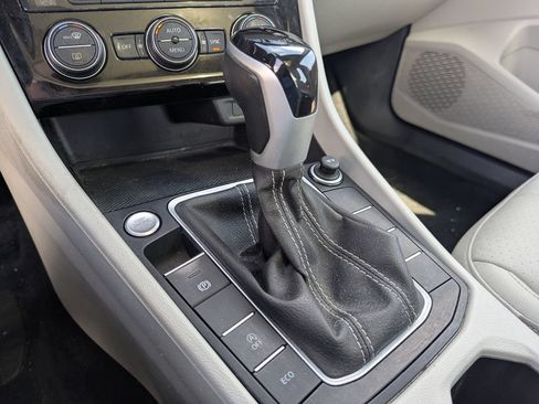 Used 2024 Volkswagen Jetta SE FWD image 14