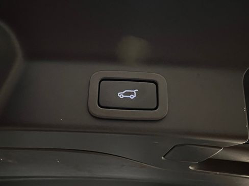 Used 2020 Jaguar F-PACE Premium image 38