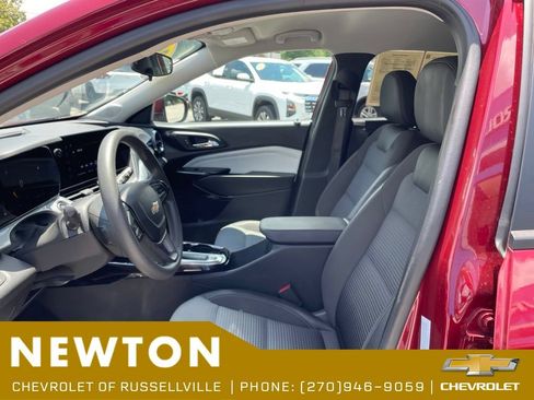 Used 2024 Chevrolet Trax LT FWD image 4