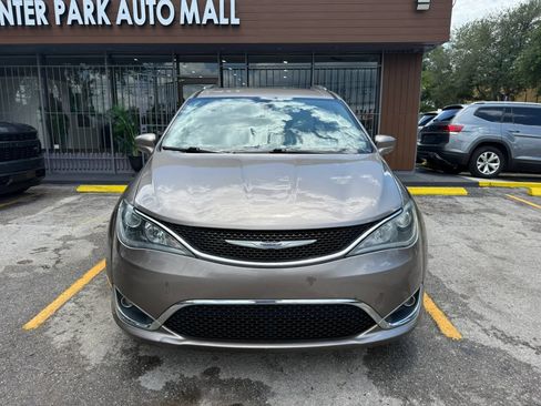 Used 2017 Chrysler Pacifica Touring-L Plus FWD image 2