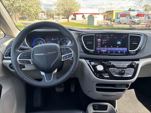 Used 2023 Chrysler Pacifica Touring-L FWD image 14