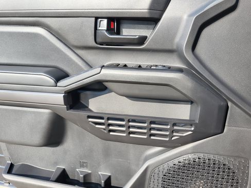 Certified 2025 Toyota Tacoma SR5 AWD/4WD image 18