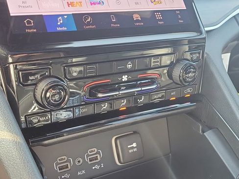New 2025 Jeep Grand Cherokee Limited w/ Black Appearance Package image 12