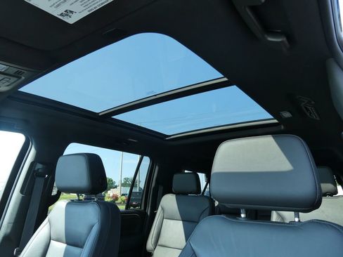 Certified 2023 Chevrolet Suburban Z71 w/ Luxury Package AWD/4WD image 31