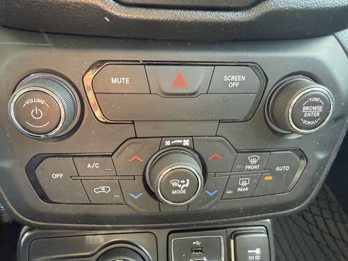 Used 2018 Jeep Renegade Latitude AWD/4WD image 18