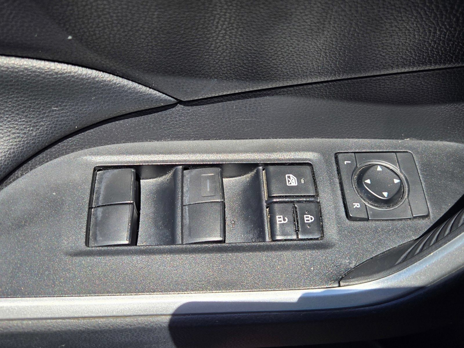 Used 2021 Toyota RAV4 XLE w/ XLE Grade Weather Package AWD/4WD image 24