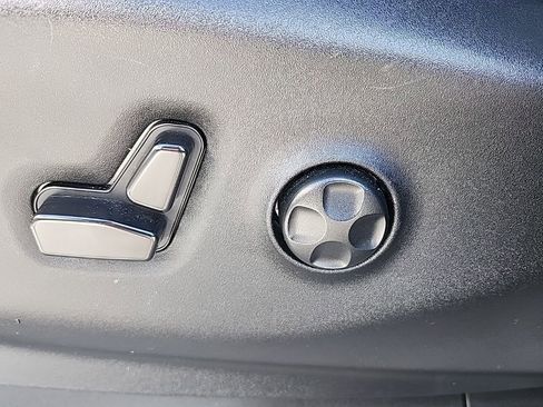 Used 2023 Chrysler Pacifica Touring-L image 33