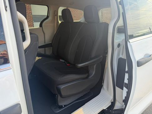 Used 2020 Chrysler Voyager L FWD image 10