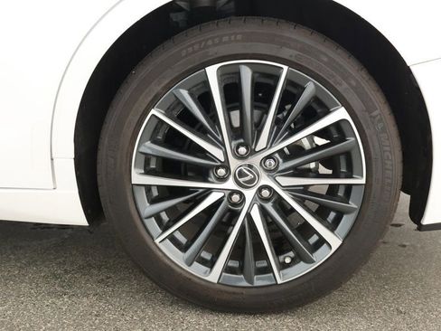 Used 2024 Lexus ES 350 w/ Premium Package image 7