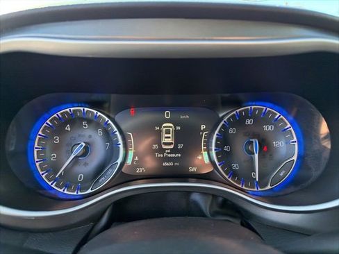 Used 2024 Chrysler Pacifica Touring-L image 23