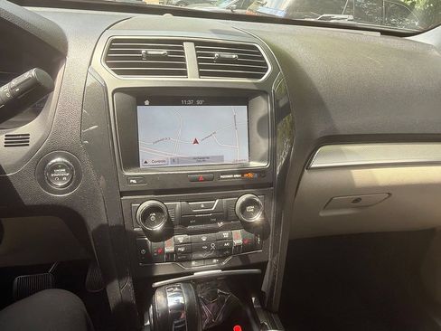 Used 2018 Ford Explorer XLT w/ Equipment Group 202A FWD image 11