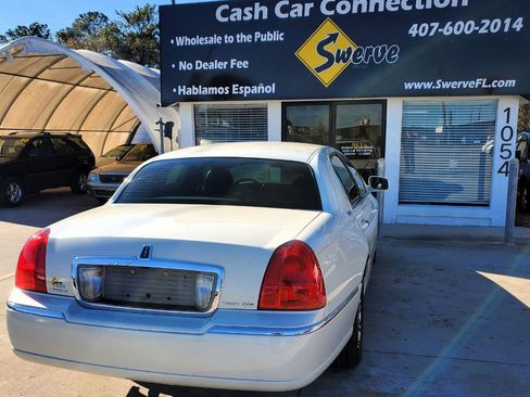Used 2006 Lincoln Town Car Signature Limited image 11