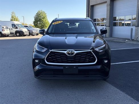 Used 2023 Toyota Highlander XLE image 2