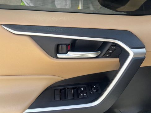 Used 2020 Toyota RAV4 XLE Premium FWD image 11