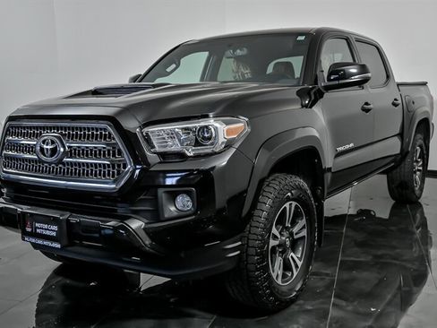 Used 2017 Toyota Tacoma TRD Sport w/ Tow Package (A/T) AWD/4WD image 5