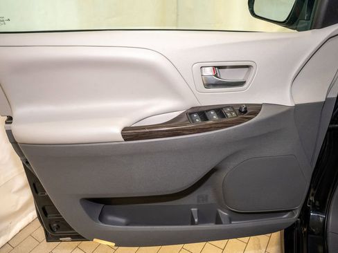 Used 2020 Toyota Sienna XLE image 13