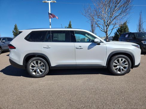 New 2026 Toyota Grand Highlander UP image 2