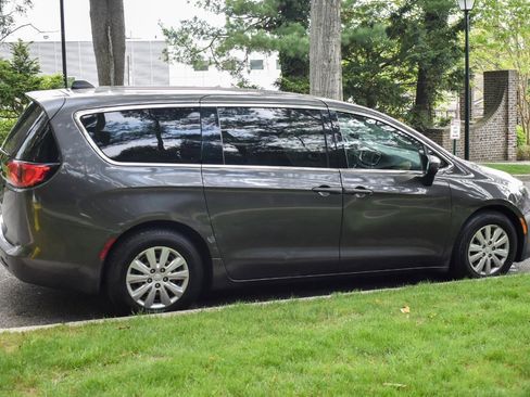 Used 2019 Chrysler Pacifica L FWD image 8