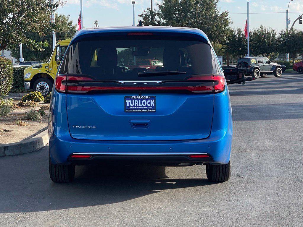 New 2027 Chrysler Pacifica Select FWD image 5