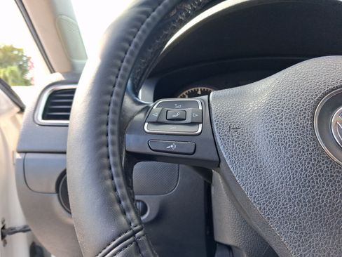 Used 2011 Volkswagen Jetta SE FWD image 14