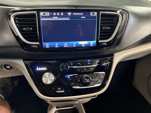 Used 2024 Chrysler Pacifica Touring-L FWD image 27