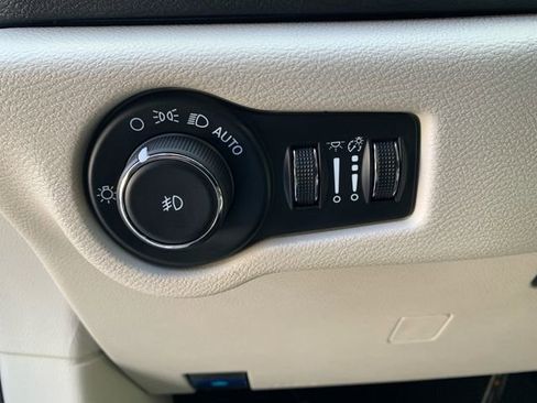 Used 2024 Chrysler Pacifica Touring-L image 24