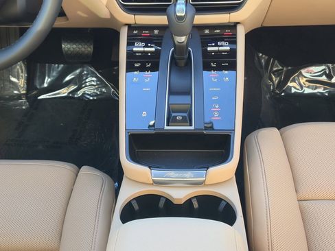 Certified 2025 Porsche Macan image 18