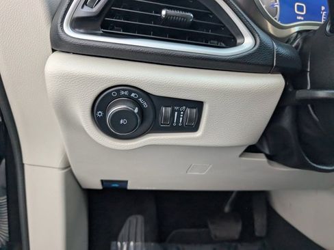 Used 2024 Chrysler Pacifica Touring-L image 9