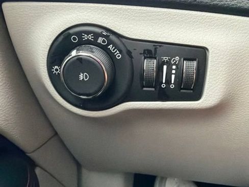 Used 2020 Jeep Compass Limited AWD/4WD image 28
