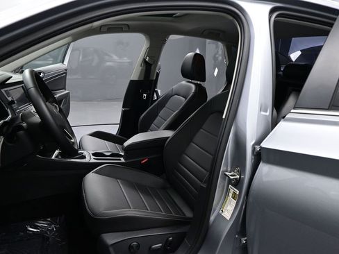 Used 2024 Volkswagen Jetta SE w/ Panoramic Sunroof Package image 9