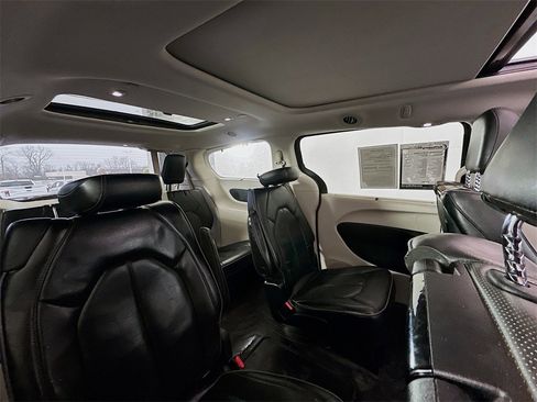 Used 2018 Chrysler Pacifica Limited image 30