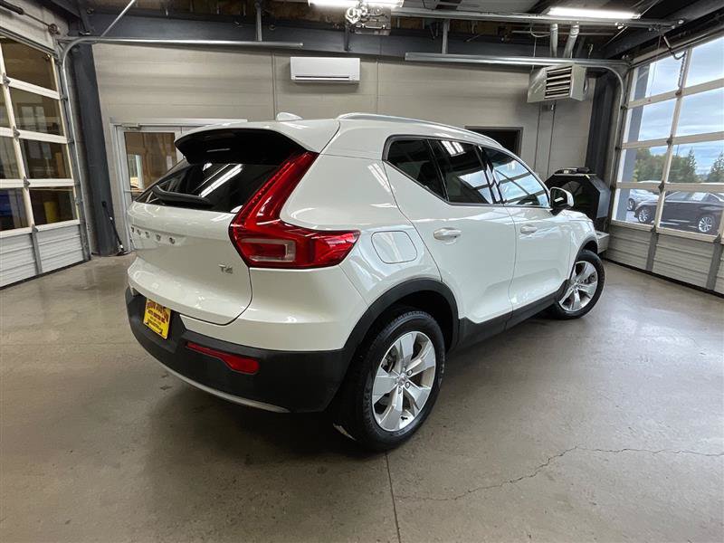 Used 2022 Volvo XC40 T4 Momentum FWD image 5