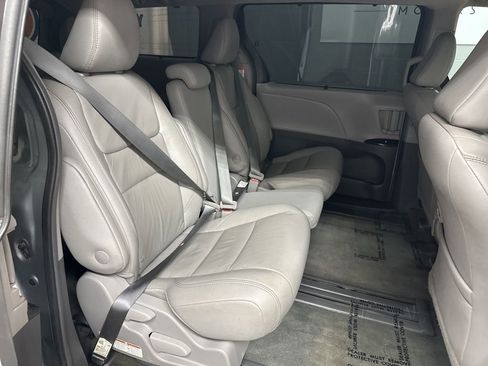 Used 2019 Toyota Sienna XLE image 20