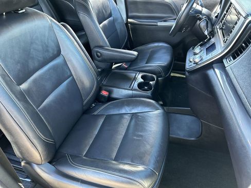 Used 2018 Toyota Sienna SE w/ SE Preferred Package image 7