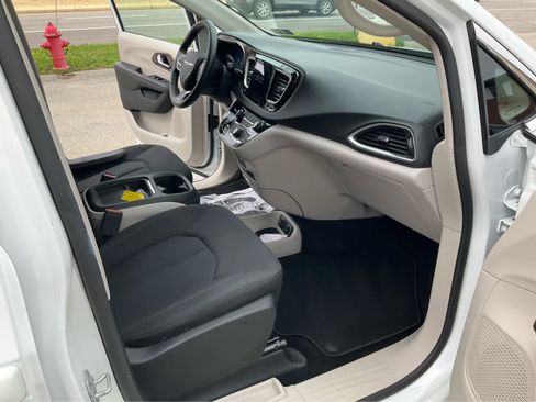 Used 2019 Chrysler Pacifica Touring Plus w/ Advanced Safetytec Group FWD image 24
