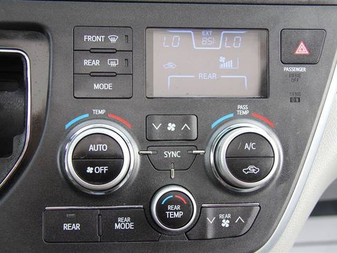 Used 2015 Toyota Sienna XLE Premium AWD/4WD image 32