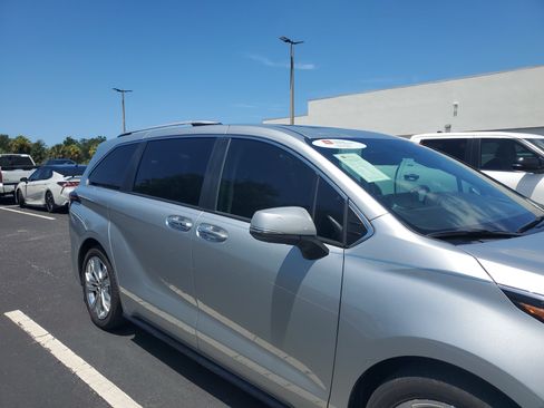 Certified 2023 Toyota Sienna Platinum FWD image 3