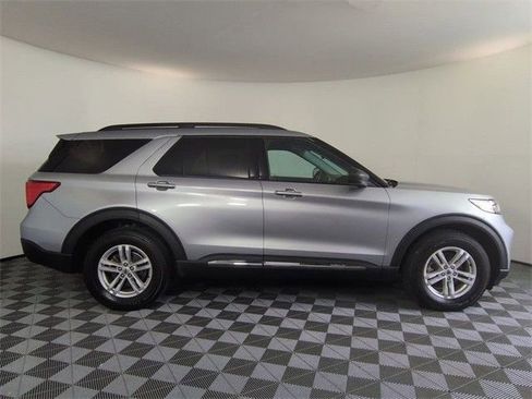 Used 2022 Ford Explorer XLT image 3