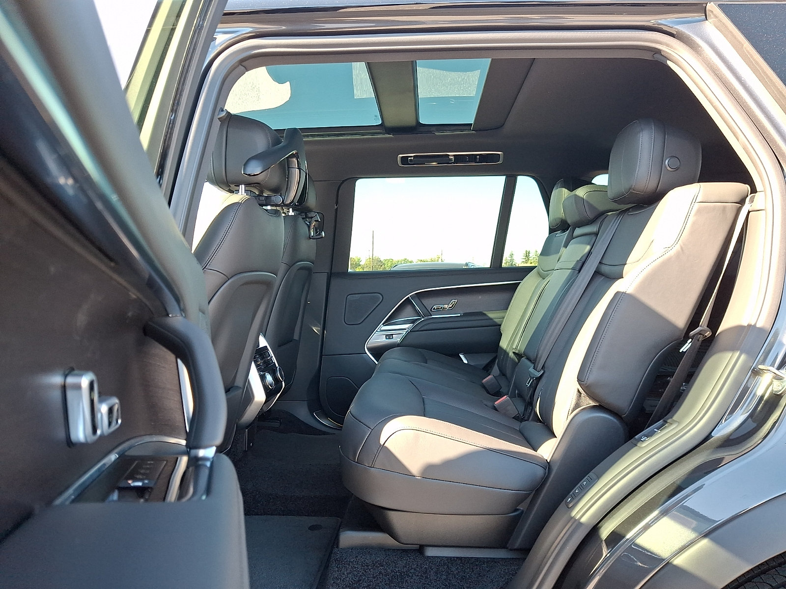 New 2027 Land Rover Range Rover Long Wheelbase SE AWD/4WD image 10
