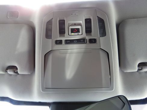 Used 2020 Toyota Highlander XLE AWD/4WD image 29