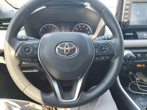 Used 2019 Toyota RAV4 XLE Premium FWD image 9
