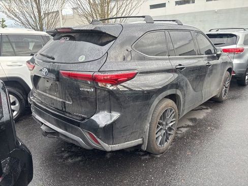 Used 2023 Toyota Highlander Limited image 2