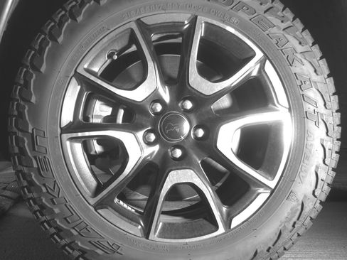 Used 2025 Jeep Compass Trailhawk AWD/4WD image 12