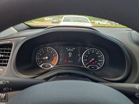 Used 2023 Jeep Renegade Latitude AWD/4WD image 7