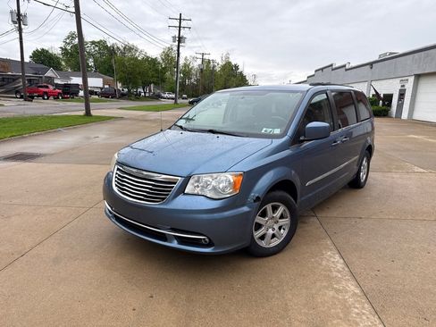 Used 2012 Chrysler Town & Country Touring FWD image 1
