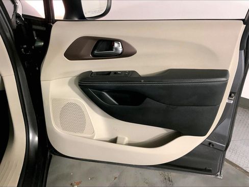 Used 2022 Chrysler Voyager LX FWD image 25