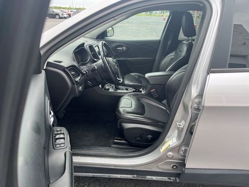 Used 2019 Jeep Cherokee Latitude Plus AWD/4WD image 20