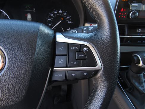 Used 2024 Toyota Sienna XLE image 29